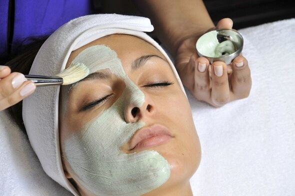 Najprikladniji način nanošenja maske protiv starenja na kožu je četkom. 